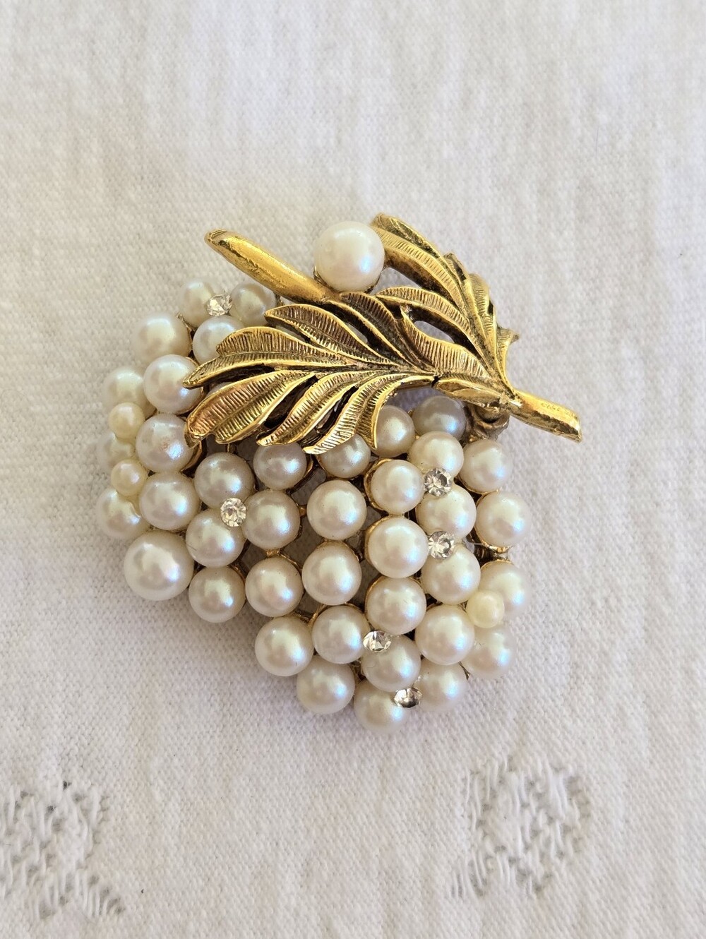 Vintage Gold Leaf Faux Pearl Cluster Brooch - White Pearls